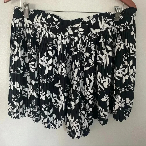 Ann Taylor pleated shorts/skort black/white size 12 - Picture 1 of 4